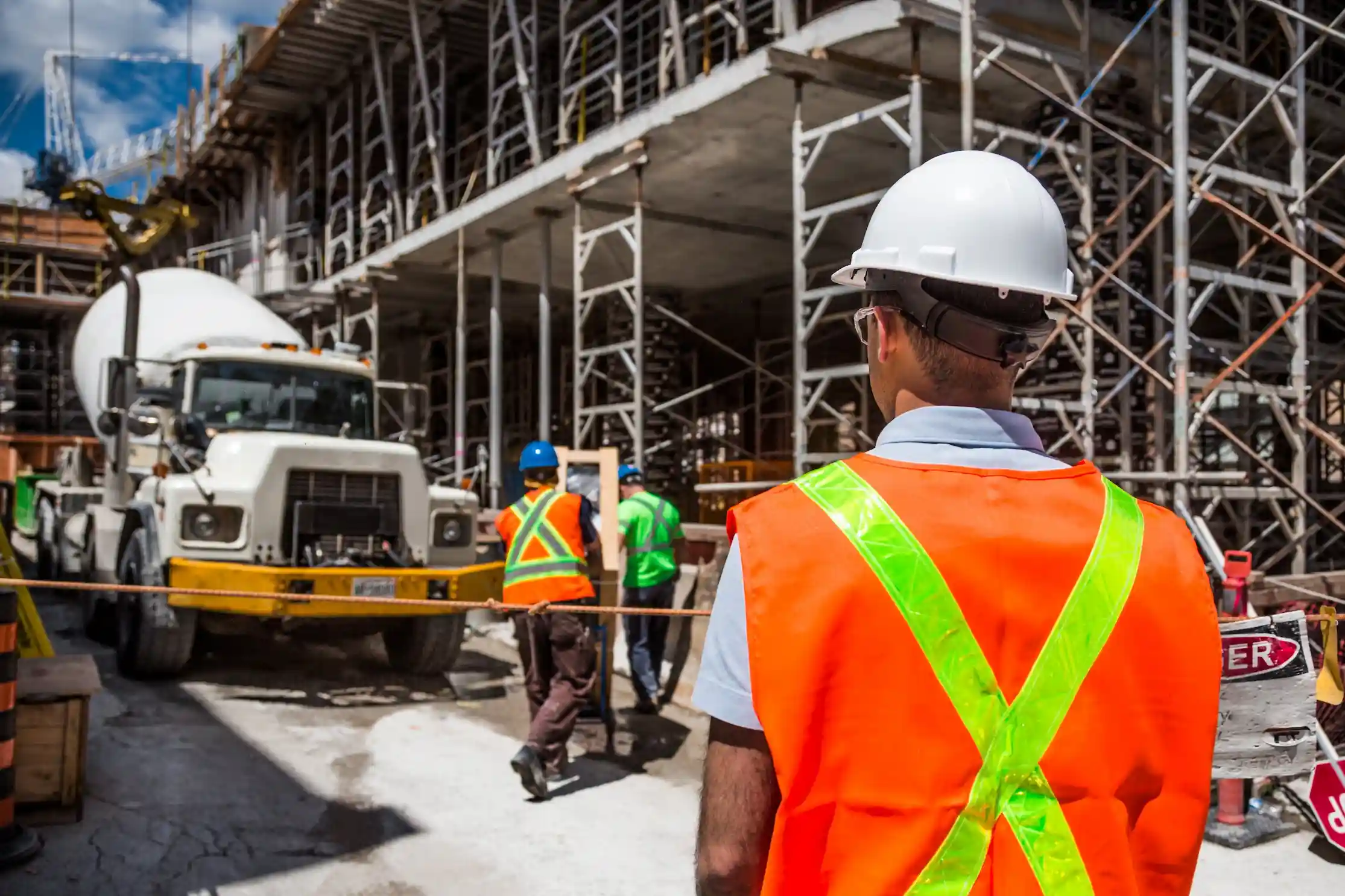 Commercial construction site with scaffolding supplied by Palo Alto Scaffolding Rental.