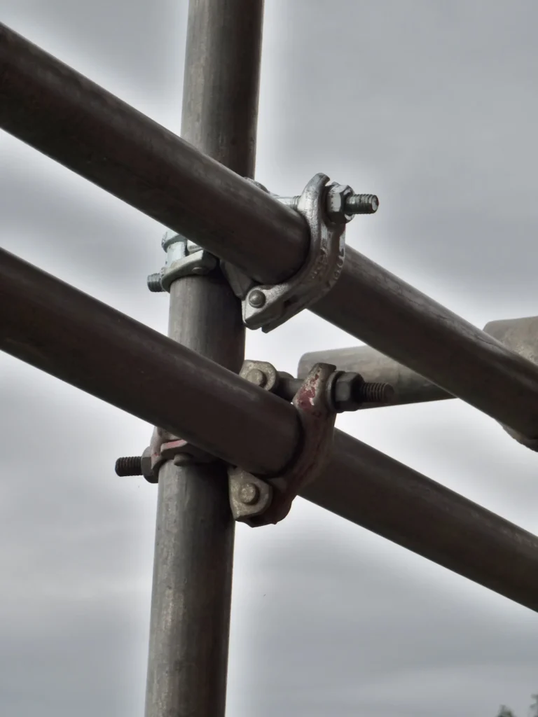 Scaffold coupler connection by Palo Alto Scaffolding Rental ensuring secure scaffold assembly.